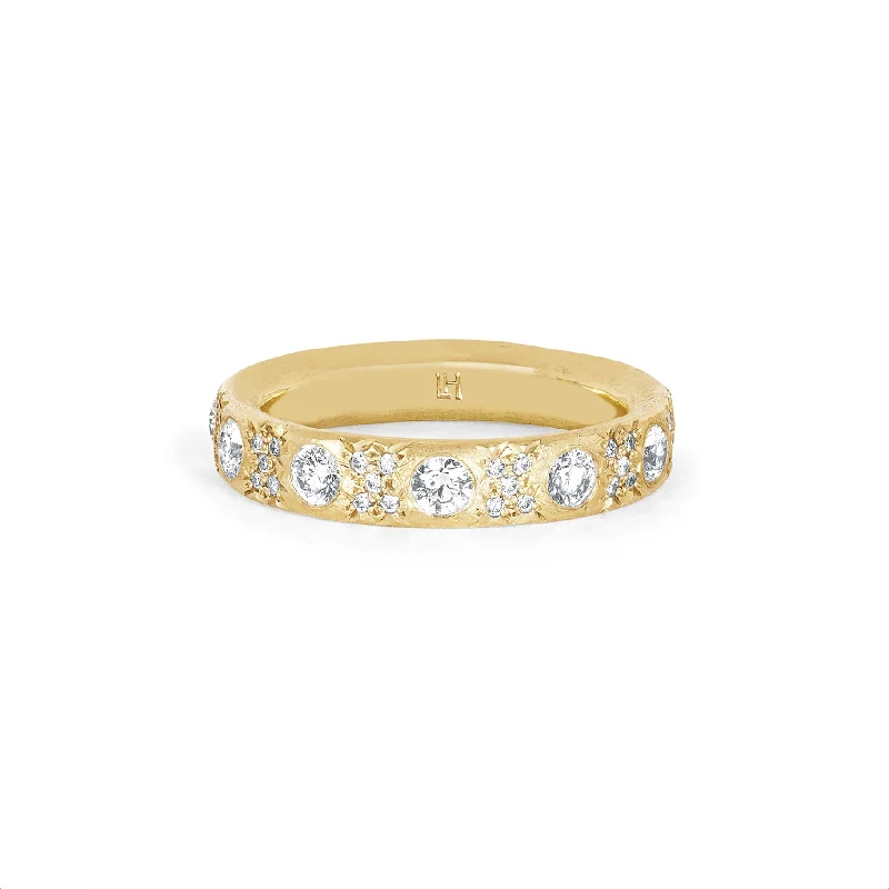 Queen Pavé Diamond Band